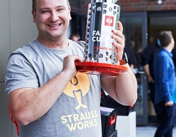 Grzegorz Bardowski mit dem Strauss-Cup-Pokal aus der weltbekannten Manufaktur Koch & Bergfeld.