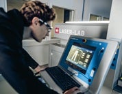 Die CI-Factory von Strauss - Innovation lebt. Ein Mann beim Laptop.