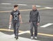Zwei Männer in grauer Arbeitskleidung mit großem 2020 Aufdruck von engelbert strauss.