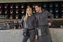 Damen und Herren im Teamlook - via STRAUSS-Workwear-Farben.