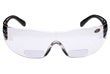Beschlag- und kratzfrei ist die e.s. Schutzbrille Iras und ein Hit für alle, die auf eine Lesebrille angewiesen sind - die hat sie direkt integriert. Foto: engelbert strauss