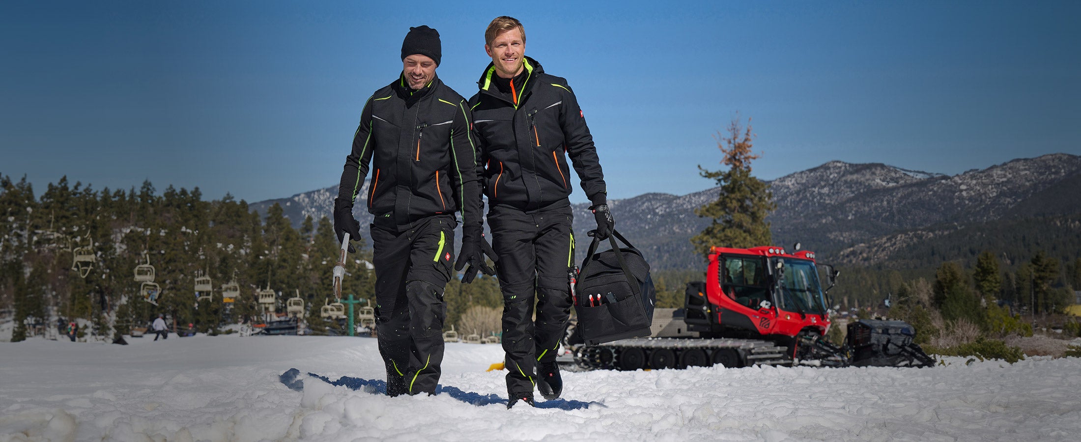 zwei Männer tragen Kleidung der e.s.motion2020 Kollektion in winterlicher Landschaft